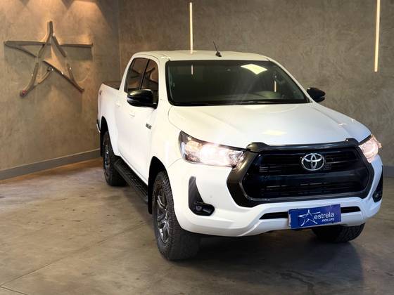 TOYOTA HILUX 2.8 D-4D TURBO DIESEL CD SR 4X4 AUTOMÁTICO TOYOTA HILUX 2.8 D-4D TURBO DIESEL CD SR 4X4 AUTOMÁTICO
